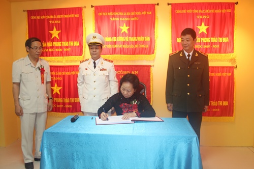 Phó Chủ tịch nước Nguyễn Thị Doan viết lưu niệm vào sổ truyền thống Học viện CSND